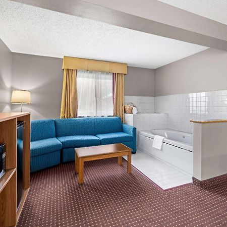 Super 8 By Wyndham Waverly Exterior foto