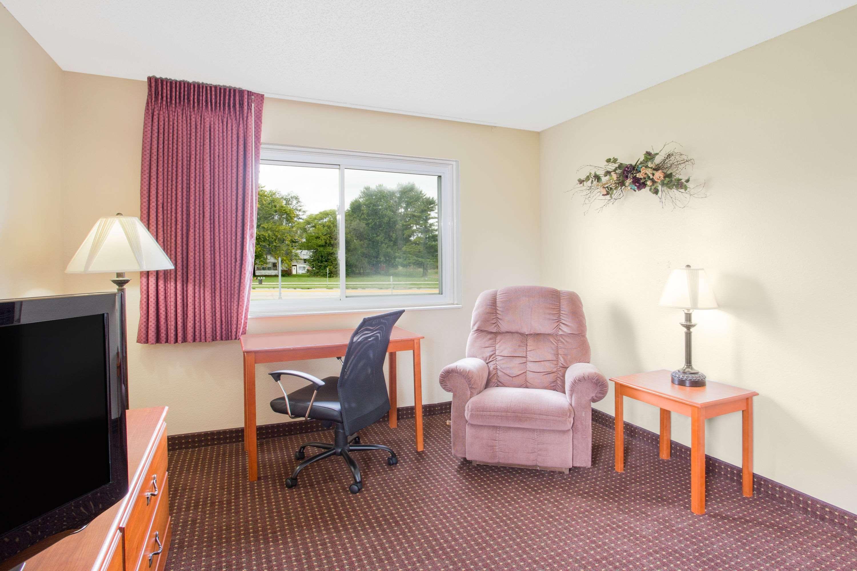 Super 8 By Wyndham Waverly Exterior foto