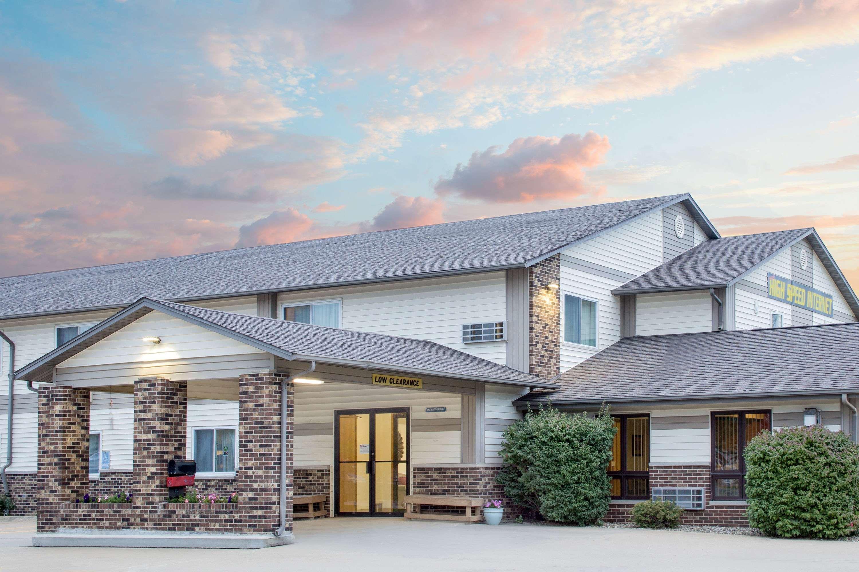 Super 8 By Wyndham Waverly Exterior foto