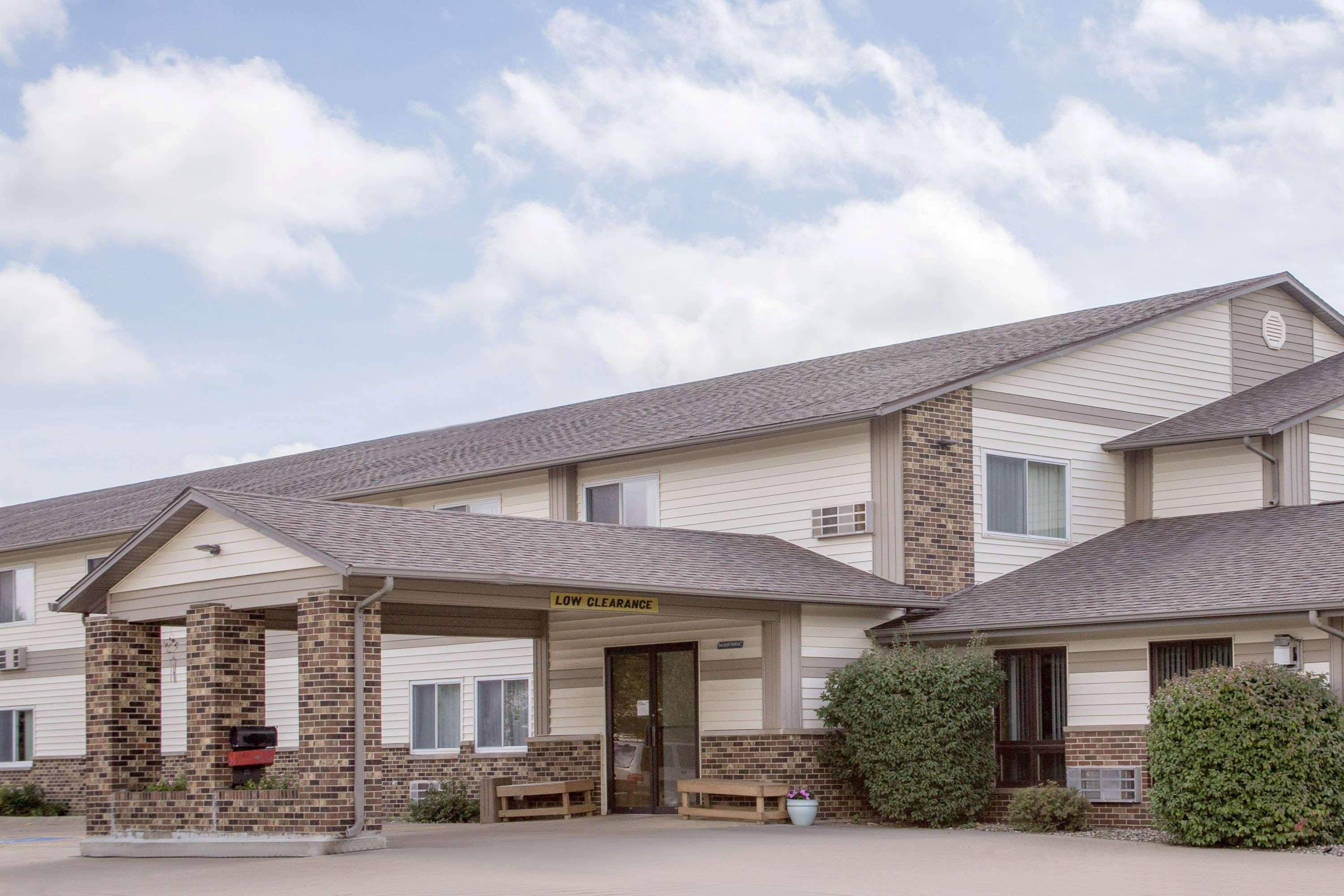 Super 8 By Wyndham Waverly Exterior foto