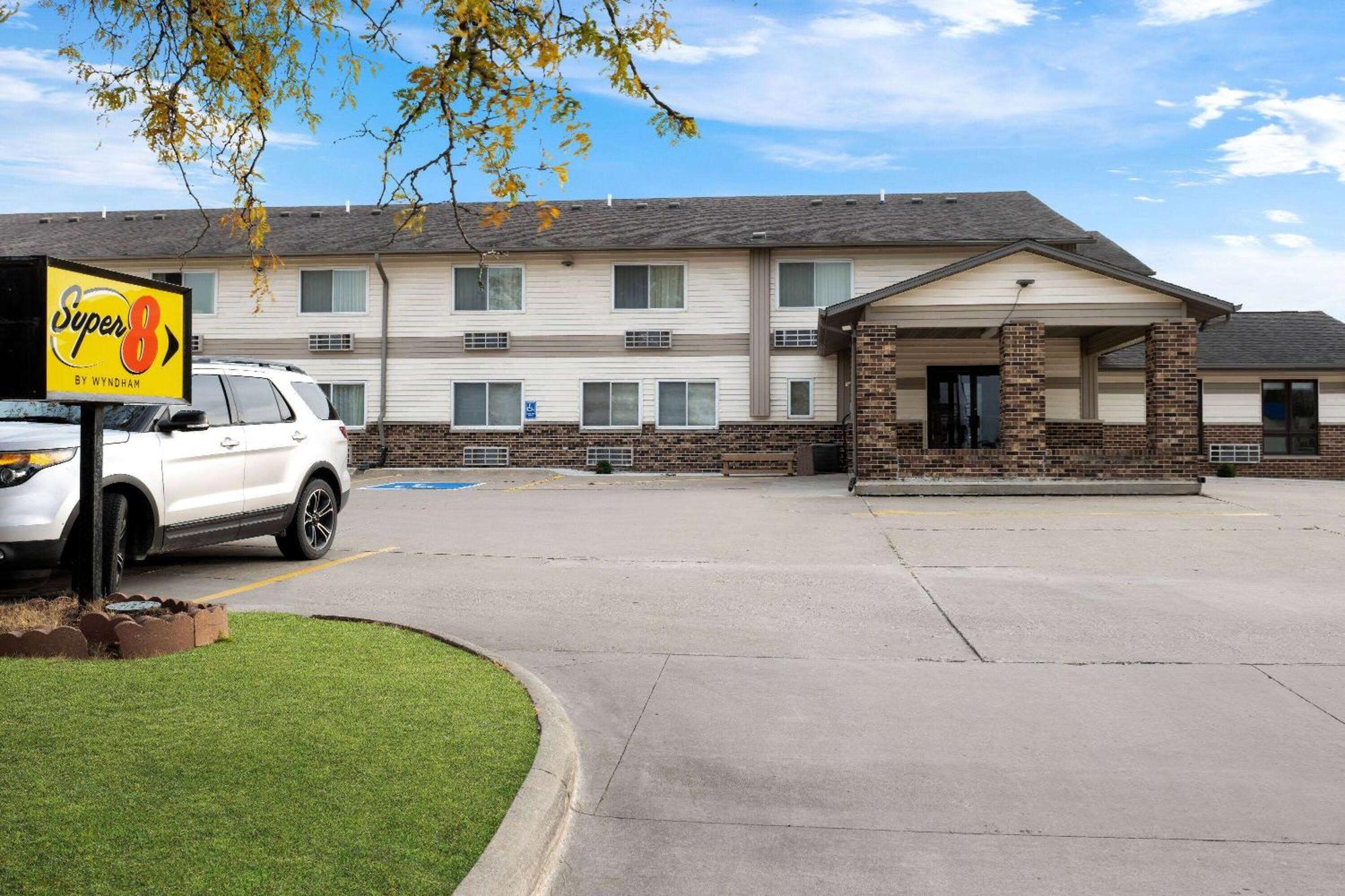 Super 8 By Wyndham Waverly Exterior foto