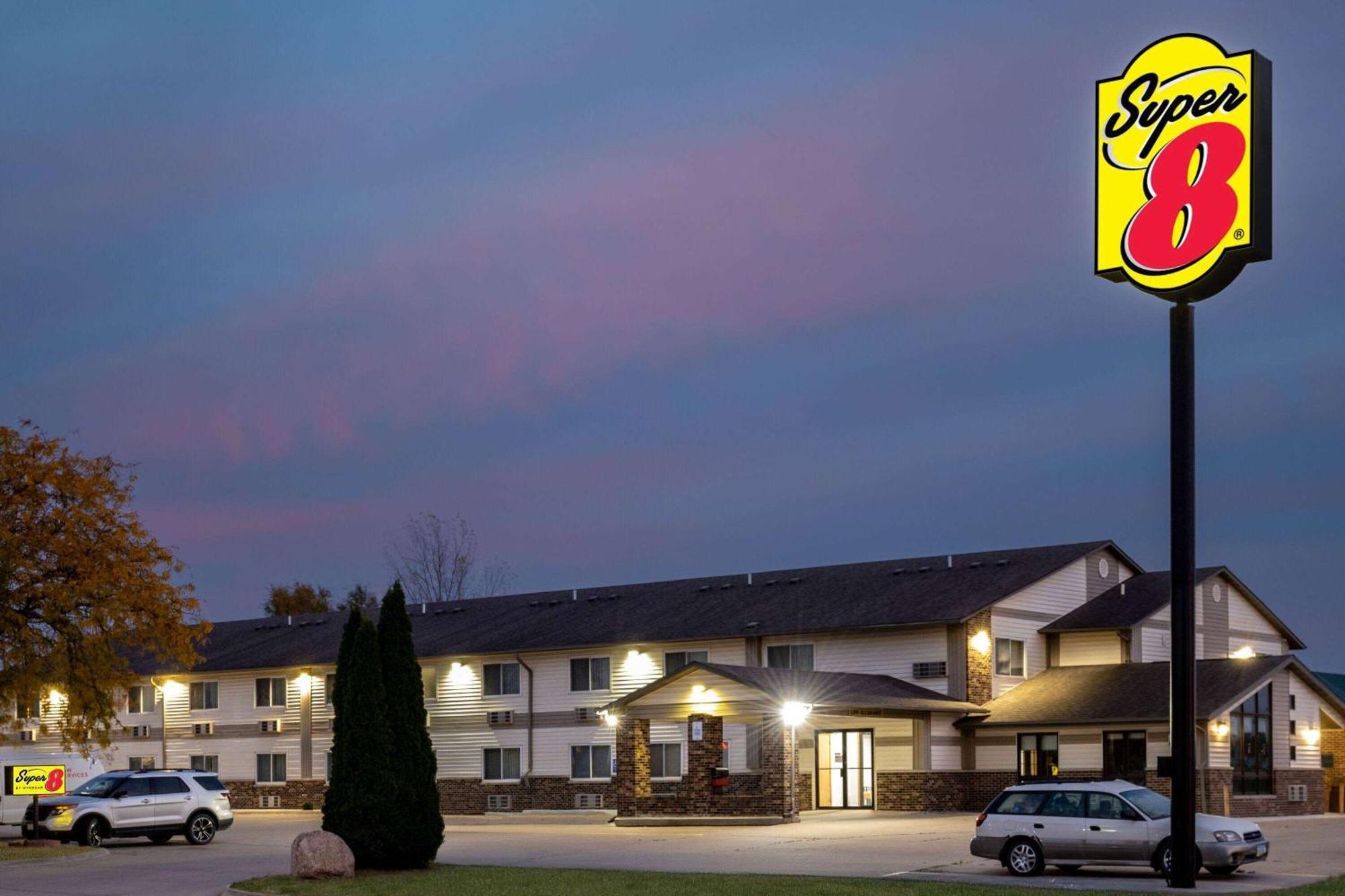 Super 8 By Wyndham Waverly Exterior foto
